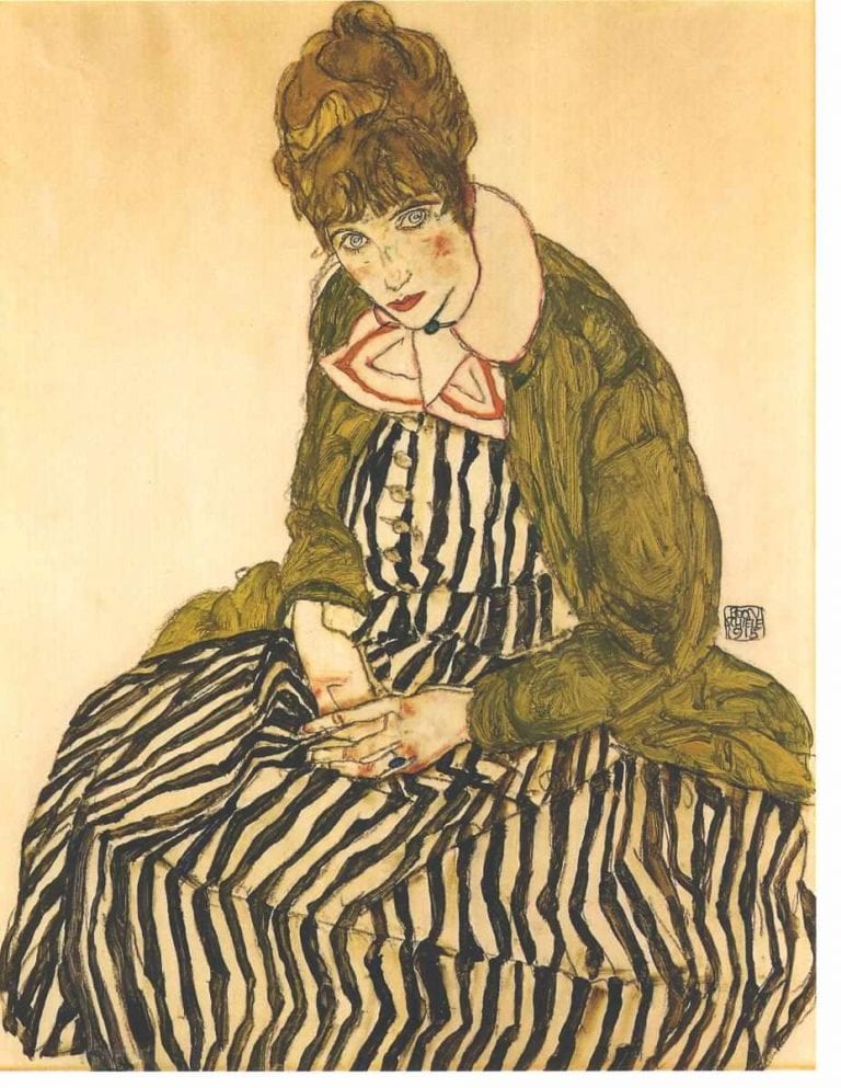 Edith Schiele in gestreiftem Kleid sitzend